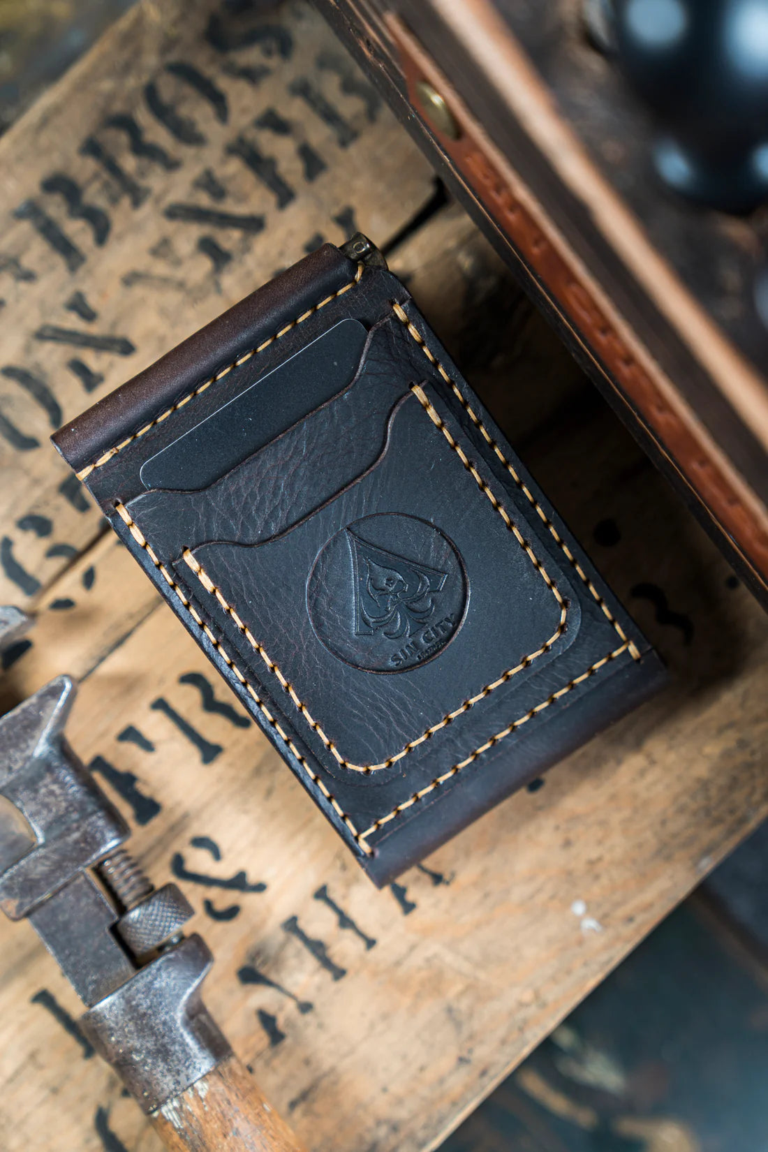 Atticus  Money clip wallet With Beige Thread